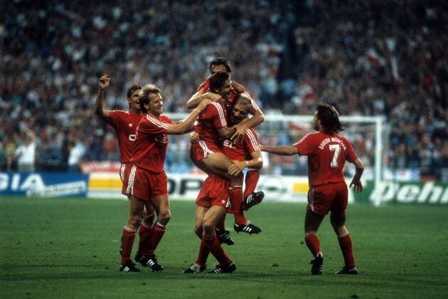 Torjubel Bayern, v.li.: Klaus Augenthaler, Hans Dorfner, Olaf Thon, Jürgen Kohler (verdeckt), Hans Pflügler und Ludwig Kögl - DEUTSCHSPRACHIGE SPORTZEITSCHRIFTEN UND -ZEITUNGEN NUR NACH RÜCKSPRACHE Fußball 1. BL Herren Saison 1989 1990, FC Bayern München Gruppe München Freude,