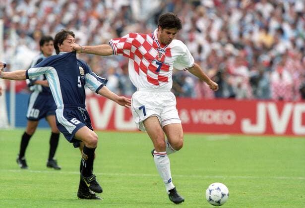 Matias Almeyda (Argentinien, li.) gegen Aljosa Asanovic (Kroatien) Fußball WM Herren WM 1998, Länderspiel, Nationalteam, Nationaltrikot, Argentinien - Kroatien 1:0 Gruppe Bordeaux Dynamik, Kampf,