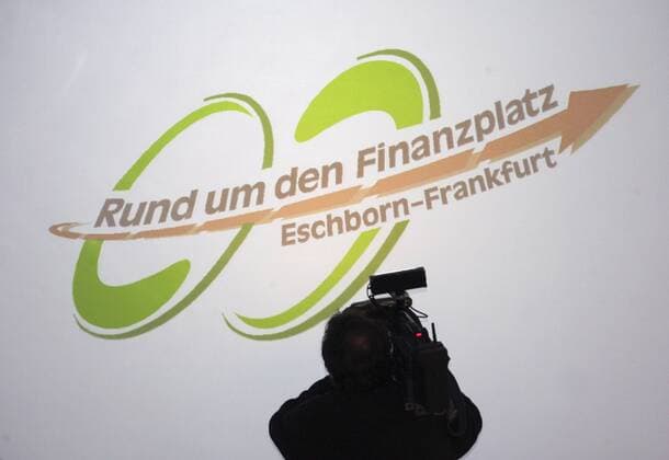 14.12.2009 Frankfurt Main Römer Radsport, Pressekonferenz aus Rund um den Henninger Turm wird: Rund um den Finanzplatz Eschborn-Frankfurt o0 Objekte Schriftzug TV Medien Kamera Fernsehkamera
