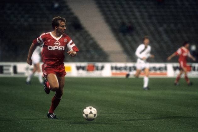Hans Dieter Flick (Bayern) am Ball - DEUTSCHSPRACHIGE SPORTZEITSCHRIFTEN UND -ZEITUNGEN NUR NACH RÜCKSPRACHE Fußball 1. BL Herren Saison 1989 1990, FC Bayern München Einzelbild München Dynamik,