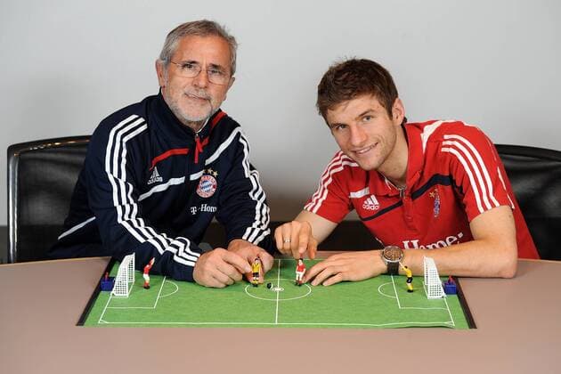 Zwei Stürmergenerationen des FC Bayern München: Gerd Müller (li.) spielt mit Namensvetter Thomas Müller Tipp Kick ,  o0 , Tippkick o00 Tipp Kick