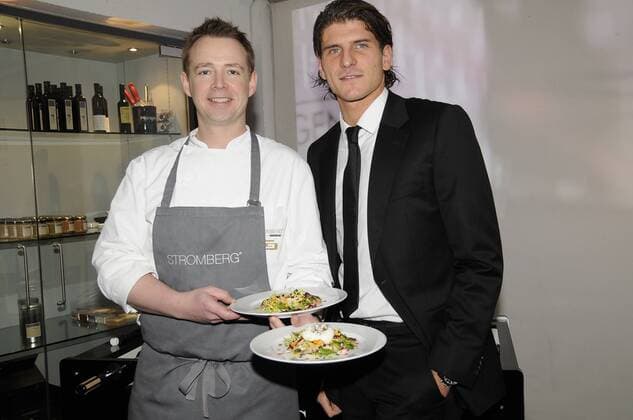 Muenchen17.12.09.Praesentation: Holger Stromberg (li.), Koch der deutschen Nationalmannschaft und Mario Gomez (Deutschland FC Bayern München) o0 Sterneokoch, Gastronomie o00 Essen Nahrung Ernährung