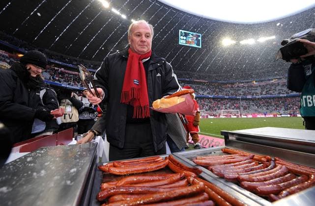 Fussball 1. Bundesliga : Saison 2009 2010 17. Spieltag 19.12.2009 FC Bayern Muenchen - Hertha BSC Berlin , Bayern Präsident Uli Hoeness grillt Würstchen in der ALLIANZ ARENA  o0 Essen Nahrung o00 Ernährung