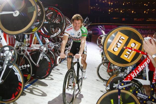 59. Zürcher Sechstagerennen - Abschied von Bruno Risi (Schweiz) vom Radrennsport.Rennfahrerkollegen stehen Spalier o0 Kameradschaft Freude Verabschiedung verabschieden Rücktritt Karriereende Karriere Ende 