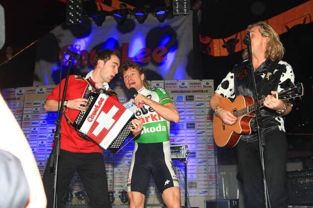 59. Zürcher Sechstagerennen - Zum Abschied von Bruno Risi (Schweiz, Mitte) singt er zusammen mit Chue Lee das Lied Alpärosä o0 Abschied Verabschiedung verabschieden Rücktritt Karriereende Karriere Ende people Musik 