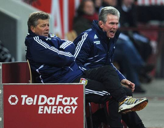 19.12.2009, Fussball, 1. Bundesliga, 17. Spieltag, BAYER 04 LEVERKUSEN - BORUSSIA MÖNCHENGLADBACH 3-2 Saison 2009 2010, Trainer Jupp Heynckes (Bayer 04 Leverkusen), rechts, und Co Peter Hermann (Bayer 04 Leverkusen) o0 enttäuscht o00 Sponsor, Werbepartner, Werbung, Wirtschaft o00 TelDAFax Energy
