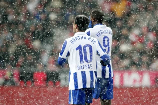 Sport Fußball Fussball erste 1.Bundesliga Saison 09 10 19.12.2009 FC Bayern München (rot) vs. Hertha BSC Berlin (blau) 5:2 von li. Raffael (10), Adrian Ramos (9) beide Torschützen enttäuscht