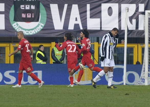 Jorge Martinez (2.R) celebrates. Torino 20 12 2009 Juventus Turin (weiß) - Catania Calcio 1:2 (rot) - giorgioxperottino