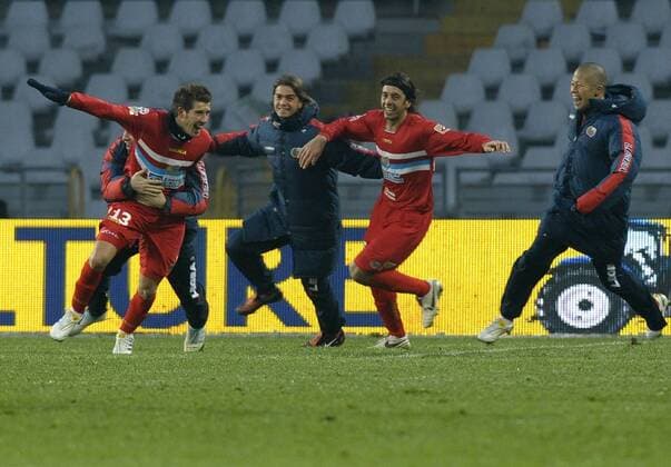 Marianio Izco (Catania, L) celebrates for. Torino 20 12 2009 Juventus Turin (weiß) - Catania Calcio 1:2 (rot) - giorgioxperottino