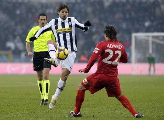 Diego (Juventus) und Pablo Alvarez (Catania) Torino 20 12 2009 Juventus Turin (weiß) - Catania Calcio 1:2 (rot) - giorgioxperottino