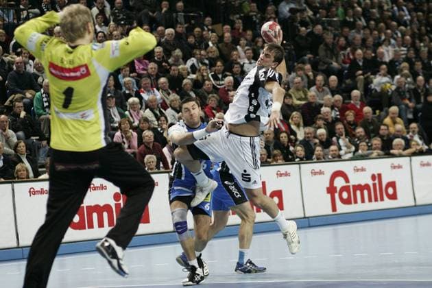 Handball Bundesliga 2009 10 - THW Kiel (weiss) vs. HSV Hamburg (blau): v.li. Torwart Johannes Bitter, Blazenko Lackovic, Kim Andersson