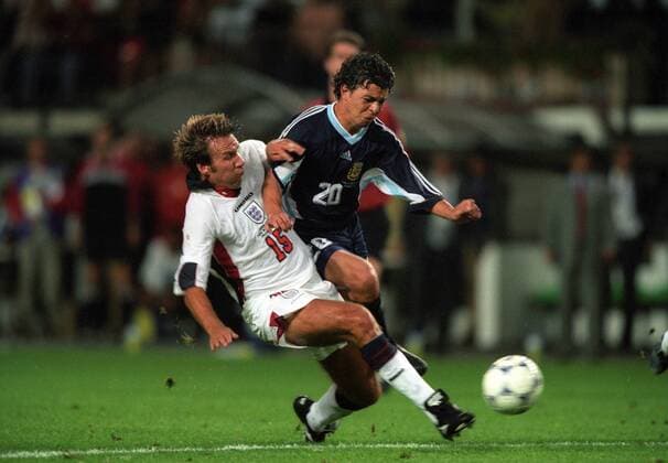 Marcelo Gallardo (Argentinien, r.) vs Paul Merson (England) Fußball WM Herren WM 1998, Länderspiel, Nationalteam Gruppe St. Etienne Kampf,
