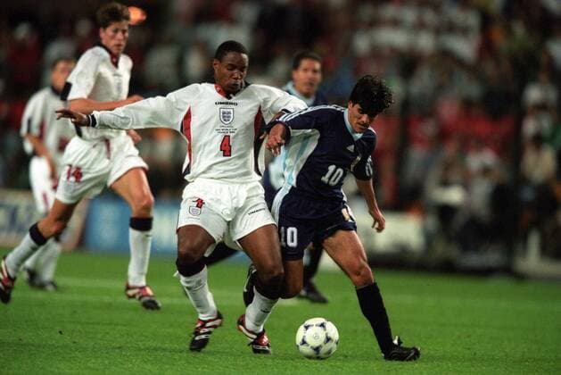 Ariel Ortega (Argentinien, r.) vs Paul Ince (England) Fußball WM Herren WM 1998, Länderspiel, Nationalteam Gruppe St. Etienne
