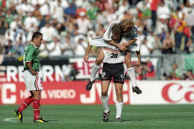 Oliver Bierhoff (Mitte) und Jürgen Klinsmann (beide Deutschland) - Torjubel Fußball WM Herren WM 1998, Länderspiel, Nationalteam Gruppe Montpellier
