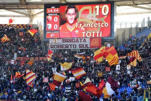AS Roma fans und Francesco Totti auf der Leinwand 20 12 2009 ANDREAXSTACCIOLI o0 Anzeigetafel o0 Leinwand Anzeige Stadionanzeige o0 Totale Zuschauer