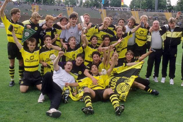 A Junioren von Borussia Dortmund sind Deutscher Meister 1996 1997, u.a. mit Trainer Michael Skibbe (re.), Amos Sasy (vorn), Torwart Alexander Kuschmann (2.v.li.), Kurtulus Öztürk (Mitte, 2.v.li.), Benyounes Ballout (Mitte, 2.v.re.) Thomas Piorunek (Mitte re.) und Benjamin Knoche (hi.li.) - DEUTSCHSPRACHIGE SPORTZEITSCHRIFTEN UND -ZEITUNGEN NUR NACH RÜCKSPRACHE, Fußball 1. BL Herren A Junioren Bundesliga 1996 1997, Jugend, U19, U 19, Finale, Deutsche Meisterschaft, Meister Totale Augsburg Freude,