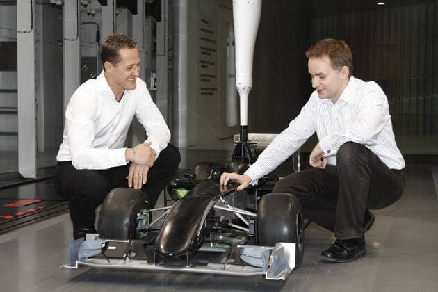 Motorsport: Formel 1, Michael Schumacher (GER, Mercedes GP, li.) und ein Renningenieur von Mercedes GP, xHOCHxZWEIx xRoncox
