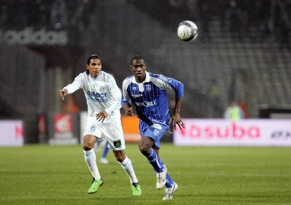 Brandao (Marseille, li.) gegen Adama Coulibaly (AJ Auxerre) - StephaniexPanoramic  o0 Olympique