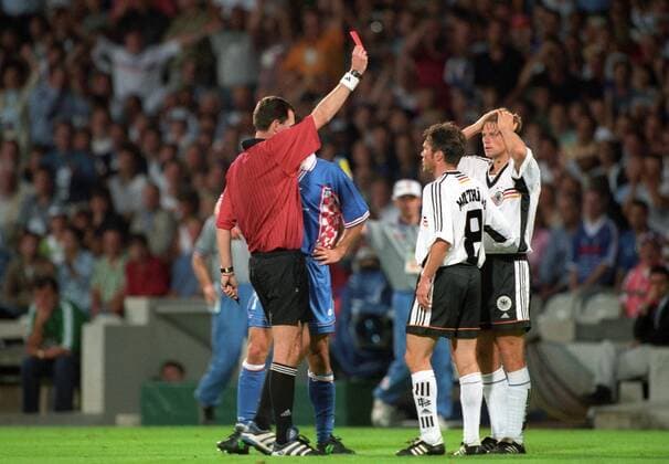 Schiedsrichter Rune Pedersen (Norwegen) zeigt Christian Wörns (re.) die rote Karte - in der Mitte Lothar Matthäus (beide Deutschland) Fußball Länderspiel Herren WM 1998, Viertelfinale, Nationalteam, Deutschland - Kroatien 0:3 Gruppe Lyon Enttäuschung,