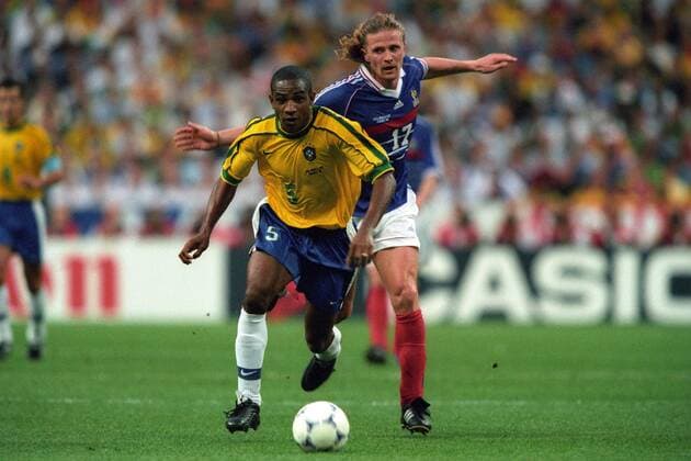 Cesar Sampaio (Brasilien, li.) gegen Emmanuel Petit (Frankreich) Fußball WM Herren WM 1998, Länderspiel, Nationalteam, Nationaltrikot, Finale, Brasilien - Frankreich 0:3 Gruppe Paris Dynamik, Kampf,