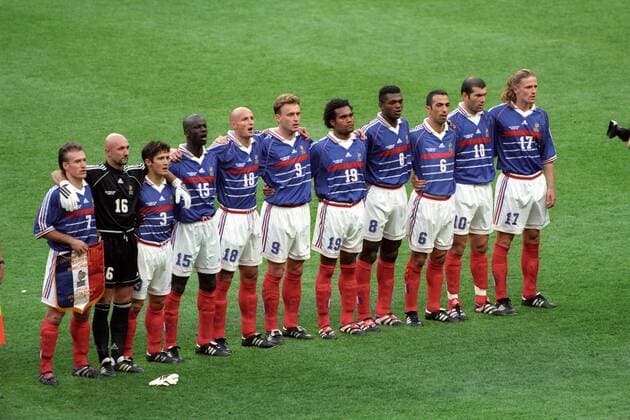 Nationalhymne Frankreich, v. li.: Didier Deschamps, Torwart Fabien Barthez, Bixente Lizarazu, Lilian Thuram, Frank Leboeuf, Stephane Guivarch, Christian Karembeu, Marcel Desailly, Youri Djorkaeff, Zinedine Zidane, Emmanuel Petit Fußball WM Herren WM 1998, Länderspiel, Nationalteam, Nationaltrikot, Finale Totale Paris