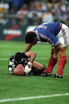 Bixente Lizarazu (re.) kümmert sich um Torwart Fabien Barthez (beide Frankreich) Fußball WM Herren WM 1998, Länderspiel, Nationalteam, Nationaltrikot, Finale Gruppe Paris