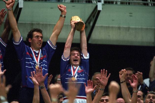 Didier Deschamps präsentiert den Pokal, li. Laurent Blanc - Frankreich ist Weltmeister 1998 Fußball WM Herren WM 1998, Länderspiel, Nationalteam, Nationaltrikot, Finale Gruppe Paris Freude, Begeisterung,