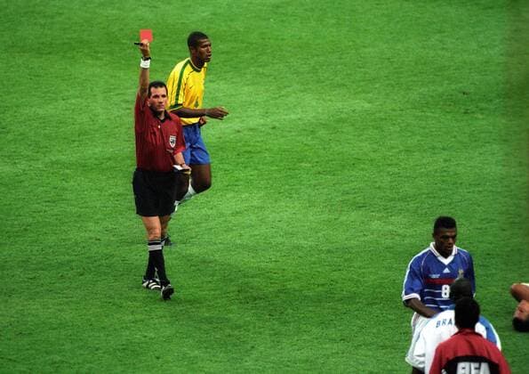 FIFA Schiedsrichter Said Belqola (Marokko) zeigt Marcel Desailly (Frankreich, re.) die rote Karte Fußball WM Herren WM 1998, Länderspiel, Nationalteam, Nationaltrikot, Finale, Brasilien - Frankreich 0:3 Totale Paris