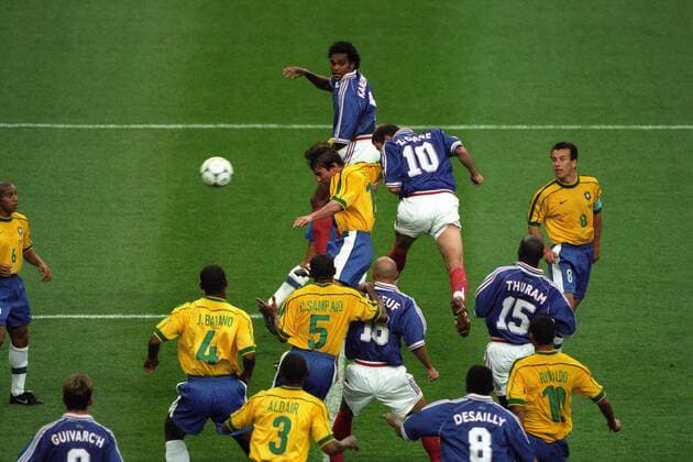 Zinedine Zidane (Frankreich, 10) erzielt das Tor zum 0:2 Fußball WM Herren WM 1998, Länderspiel, Nationalteam, Nationaltrikot, Finale, Brasilien - Frankreich 0:3 Totale Paris Dynamik,