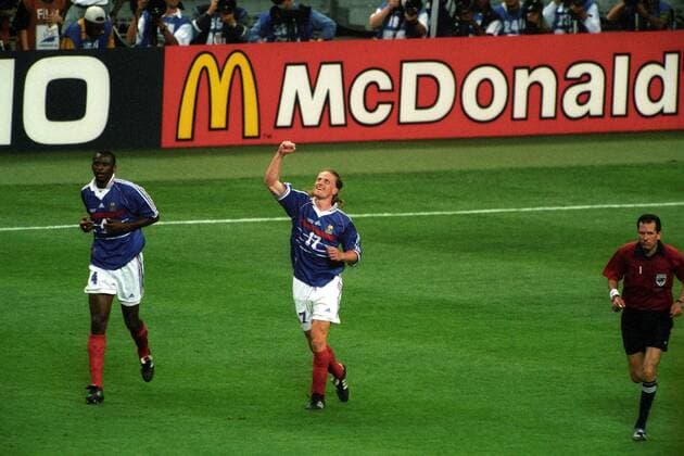 Torschütze Emmanuel Petit (Mitte) und Patrick Vieira (beide Frankreich) jubeln, re. FIFA Schiedsrichter Said Belqola (Marokko) Fußball WM Herren WM 1998, Länderspiel, Nationalteam, Nationaltrikot, Finale Totale Paris Freude, Begeisterung,