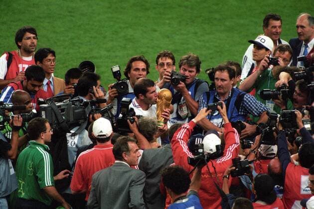Zinedine Zidane präsentiert den Pokal, Frankreich ist Weltmeister 1998 Fußball WM Herren WM 1998, Länderspiel, Nationalteam, Finale Totale Paris Freude, Begeisterung,