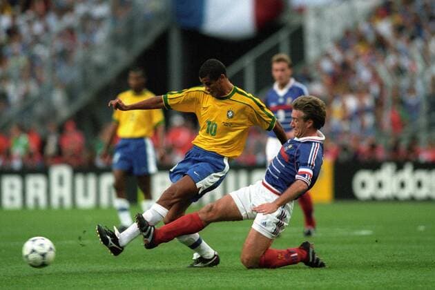 Rivaldo (Brasilien, li.) gegen Didier Deschamps (Frankreich) Fußball WM Herren WM 1998, Länderspiel, Nationalteam, Nationaltrikot, Finale, Brasilien - Frankreich 0:3 Gruppe Paris Dynamik, Kampf,
