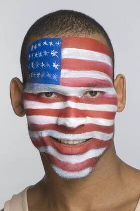 USA Fan mit Gesichtsbemalung in den Landesfarben - MODEL RELEASED o00 indoor o00 männlich