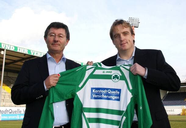 SpVgg Greuther Fürth, PK; Pressekonferenz, saison 09 10 v.l. Präsident Helmut Hack und der neue Trainer Michael Büskens (beide Fürth) o0 Funktionär, Trikot, Objekte o00 Trainerwechsel