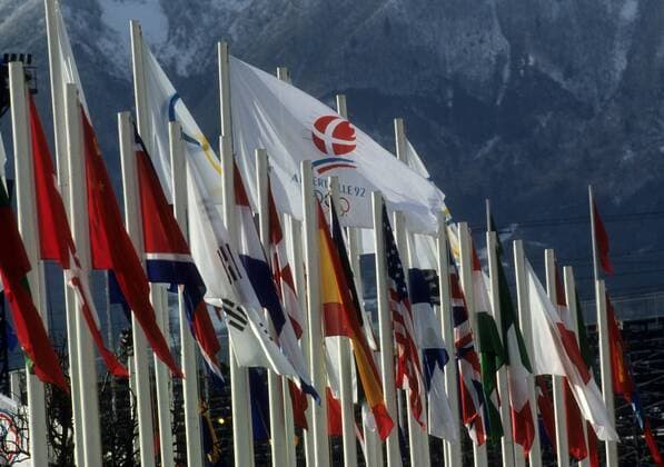 Flaggen teilnehmender Länder und Flagge der olympischen Winterspiele 1992 in Albertville OS Winter Olympische Winterspiele 1992, Olympia, Spiele, Totale
