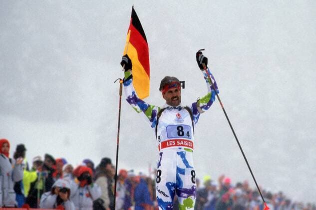 Schlussläufer Fritz Fischer (Deutschland) feiert den Olympiasieg mit der 4x7,5km Staffel Biathlon OS Winter Herren Olympische Spiele Albertville 1992, Winterspiele, 4x7,5km Staffel Einzelbild Les Saisies Freude,