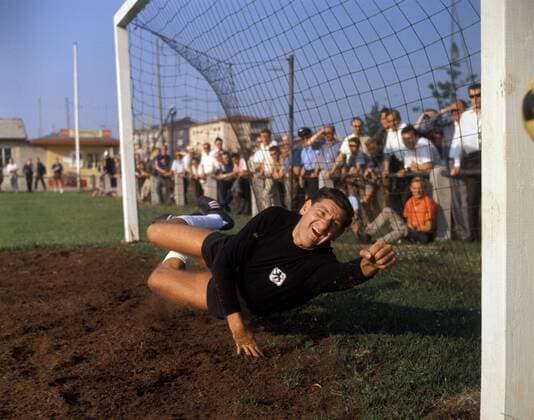 Torwart Petar Radenkovic (1860) - DEUTSCHSPRACHIGE SPORTZEITSCHRIFTEN UND -ZEITUNGEN NUR NACH RÜCKSPRACHE Fußball 1. BL Herren Saison 1965 1966, TSV 1860 München Einzelbild Aufnahmedatum geschätzt Abwehr, Dynamik,