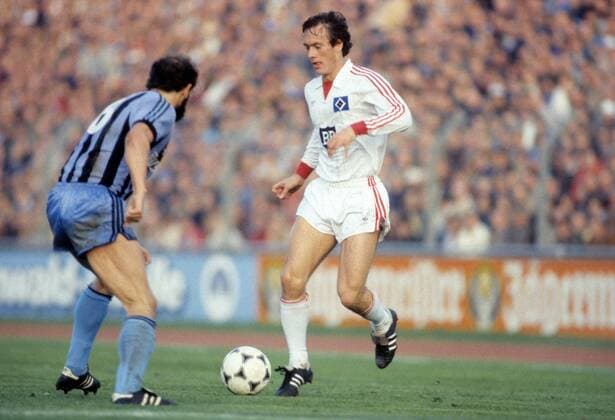 Bernd Wehmeyer (HSV, re.) gegen Rainer Scholz (Waldhof Mannheim) Fußball 1. BL Herren DEUTSCHSPRACHIGE SPORTZEITSCHRIFTEN UND -ZEITUNGEN NUR NACH RÜCKSPRACHE, Saison 1983 1984 Gruppe Mannheim Dynamik,