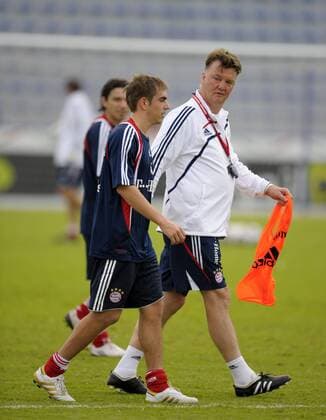 05.01.2010, Fussball 1.Liga: FC Bayern München Wintertrainingslager in Dubai, Training im Stadion vom Club ALNasr Dubai City, Trainer Louis van Gaal (re, Bayern München) im Gespräch mit Philipp Lahm (li, FC Bayern München). o0 Training