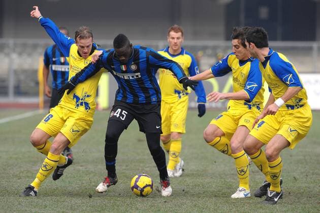 Mario BALOTELLI Inter gegen die Chievo Defensive Chievo Verona (gelb) vs. Inter Mailand (blau) - ANDREAXSTACCIOLI