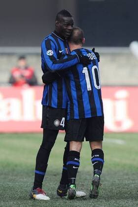 Chievo Verona (gelb) vs. Inter Mailand (blau) Torjubel Mario Balotelli (l.) und Wesley Sneijder  o0 Jubel, Freude