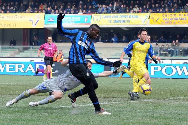 Chievo Verona (gelb) vs. Inter Mailand (blau) Tor durch Mario Balotelli 