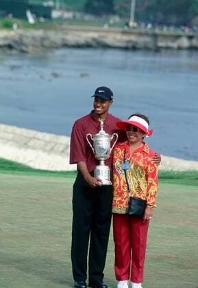 Jun 18, 2000; Pebble Beach, CA, USA; Tiger Woods USA with his mother Kultida Woods and trophy after winning the 2000 US Open Championship at Pebble Beach  - ZUMASS1 o0 Sieg Mutter Siegerehrung Pokal Trophäe privat o00 Eldrick