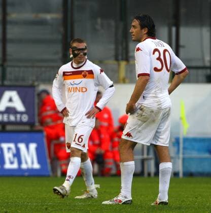 Cagliari Calcio (rot) - AS Rom (weiß), Luca TONI (R) Daniele de Rossi - ginoxmancini o0 Enttäuschung