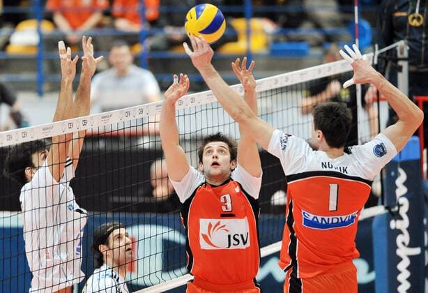 ZDROJ, KS Jastrzebski Wegiel (orange) - VfB Friedrichshafen (weiß) - GRZEGORZ LOMACZ(C), ADAM NOWIK (R) -  20100106luk030