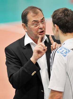 ZDROJ, KS Jastrzebski Wegiel (orange) - VfB Friedrichshafen (weiß) -Trainer Stelian Moculescu (VfB) -  20100106luk041