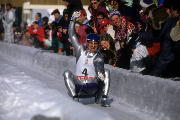 Georg Hackl (Deutschland) ist Olympiasieger 1992 Rennrodeln OS Winter Herren Olympische Spiele 1992, Winterspiele Einzelbild Albertville, La Plagne Begeisterung, Freude,