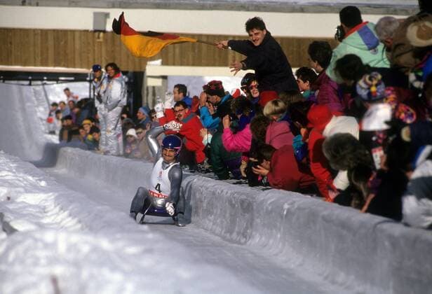 Georg Hackl (Deutschland) ist Olympiasieger 1992 Rennrodeln OS Winter Herren Olympische Spiele 1992, Winterspiele Gruppe Albertville, La Plagne Begeisterung, Freude,