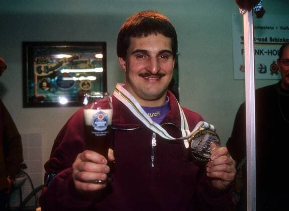 Georg Hackl (Deutschland) ist Olympiasieger 1992 Rennrodeln OS Winter Herren Olympische Spiele 1992, Winterspiele Einzelbild Albertville, La Plagne Freude,