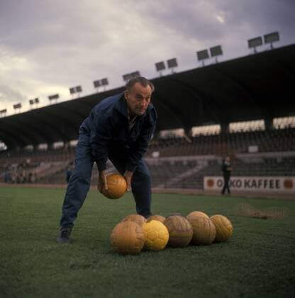 Trainer Paul Oßwald (Frankfurt) - DEUTSCHSPRACHIGE SPORTZEITSCHRIFTEN UND -ZEITUNGEN NUR NACH RÜCKSPRACHE Fußball 1. BL Herren Saison 1963 1964, Eintracht Frankfurt Einzelbild Aufnahmedatum geschätzt Frankfurt M.